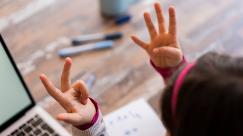 Ohne mathematisches Grundwissen verlieren Kinder schnell den Anschluss, denn in keinem anderen Fach baut das Wissen so stark aufeinander auf wie in der Mathematik