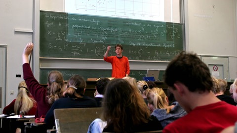 Oft reicht das Vorwissen von Studierenden nicht für ein Wirtschafts- oder MINT-Studium aus, doch auch in anderen Fächern wie Psychologie, Sportwissenschaft oder Grundschullehramt müssen Studierende Mathe-Kurse belegen und Prüfungen bestehen – und scheitern oft daran.