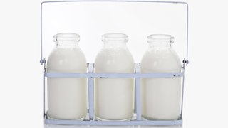 Drei Milchflaschen in Halterung