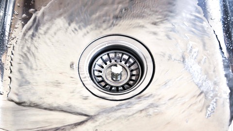 Wasser fließt in Abfluss 