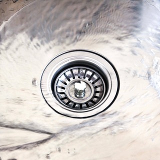 Wasser fließt in Abfluss 