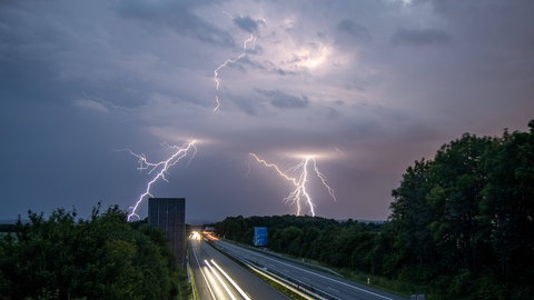 Blitze über der Autobahn A 661