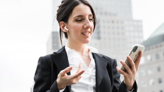 Geschäftsfrau mit Airpods