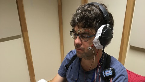 Gábor Paál nimmt an einem "Gänsehaut"-Experiment teil